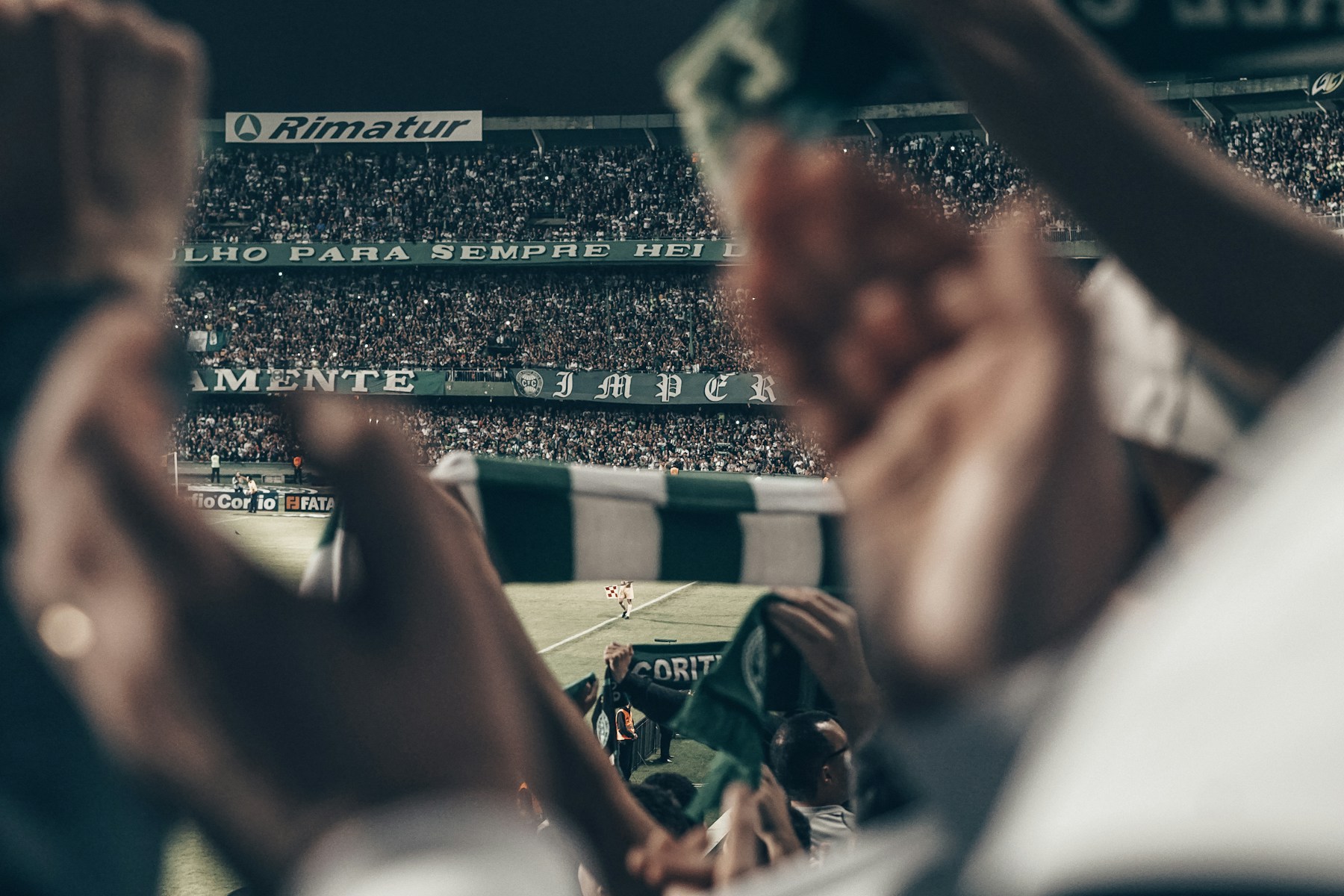 Torcedores nas arquibancadas de um estádio